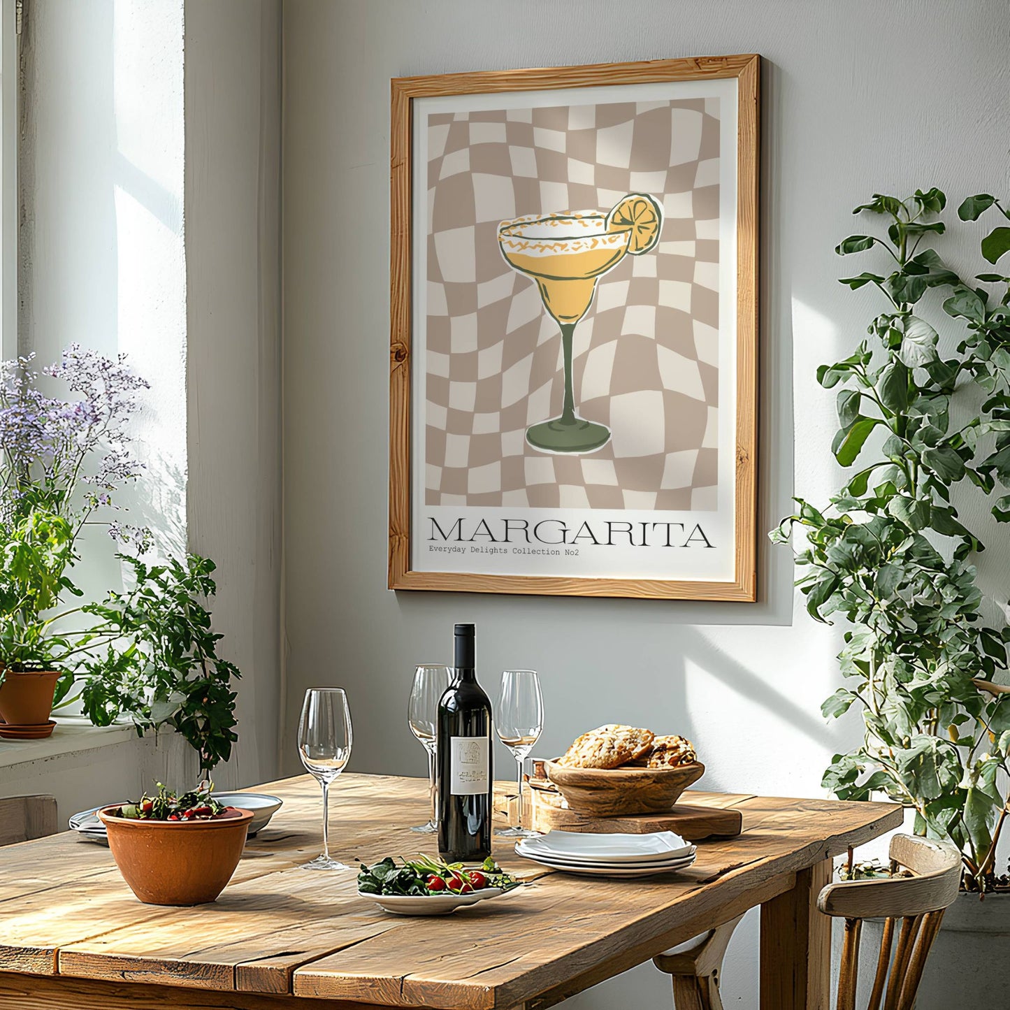 Margarita-glasset står i sentrum, med bølgende sjakkmønster i bakgrunnen som gir plakaten en leken, festklar følelse. Illustrasjon viser plakat i eik ramme.
