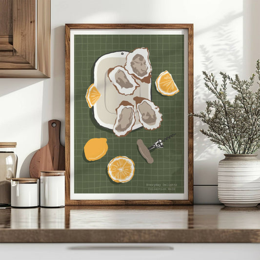 Elegant sjømatplakat med østers og sitron på brett – delikat og grafisk i grønne toner - i mørk ramme.