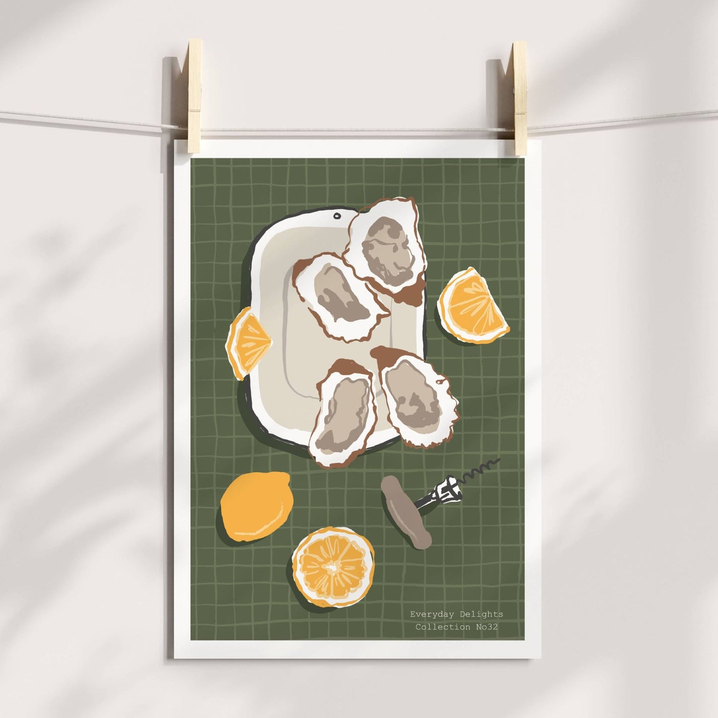 Elegant sjømatplakat med østers og sitron på brett – delikat og grafisk i grønne toner - på print.
