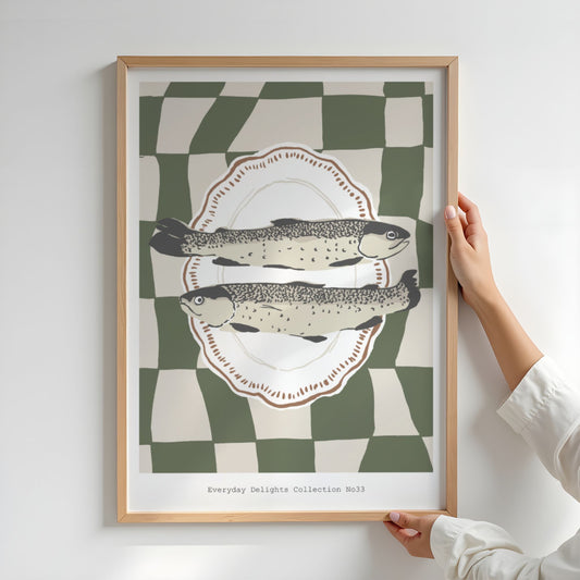 To fisker lagt symmetrisk på tallerken mot grønn- og hvitrutet bakgrunn – maritimt og grafisk. Illustrasjon viser plakat i eik ramme.