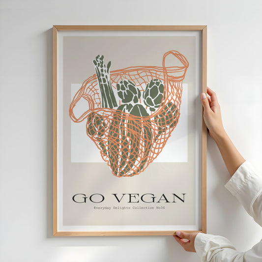 Friskt og bærekraftig motiv med grønnsaker i oransje nett – et stilfullt grønt statement. illustrasjon bviser plakat i eik ramme.