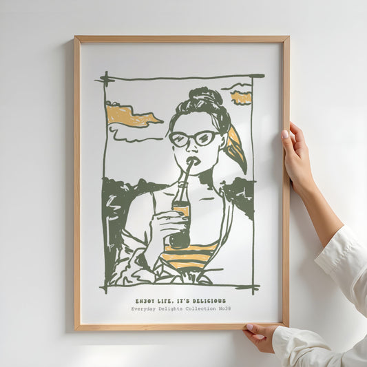 En avslappet kvinne med brusflaske – teksten "Enjoy life. It's delicious." sier alt. Illustrasjon viser plakat i eik ramme.