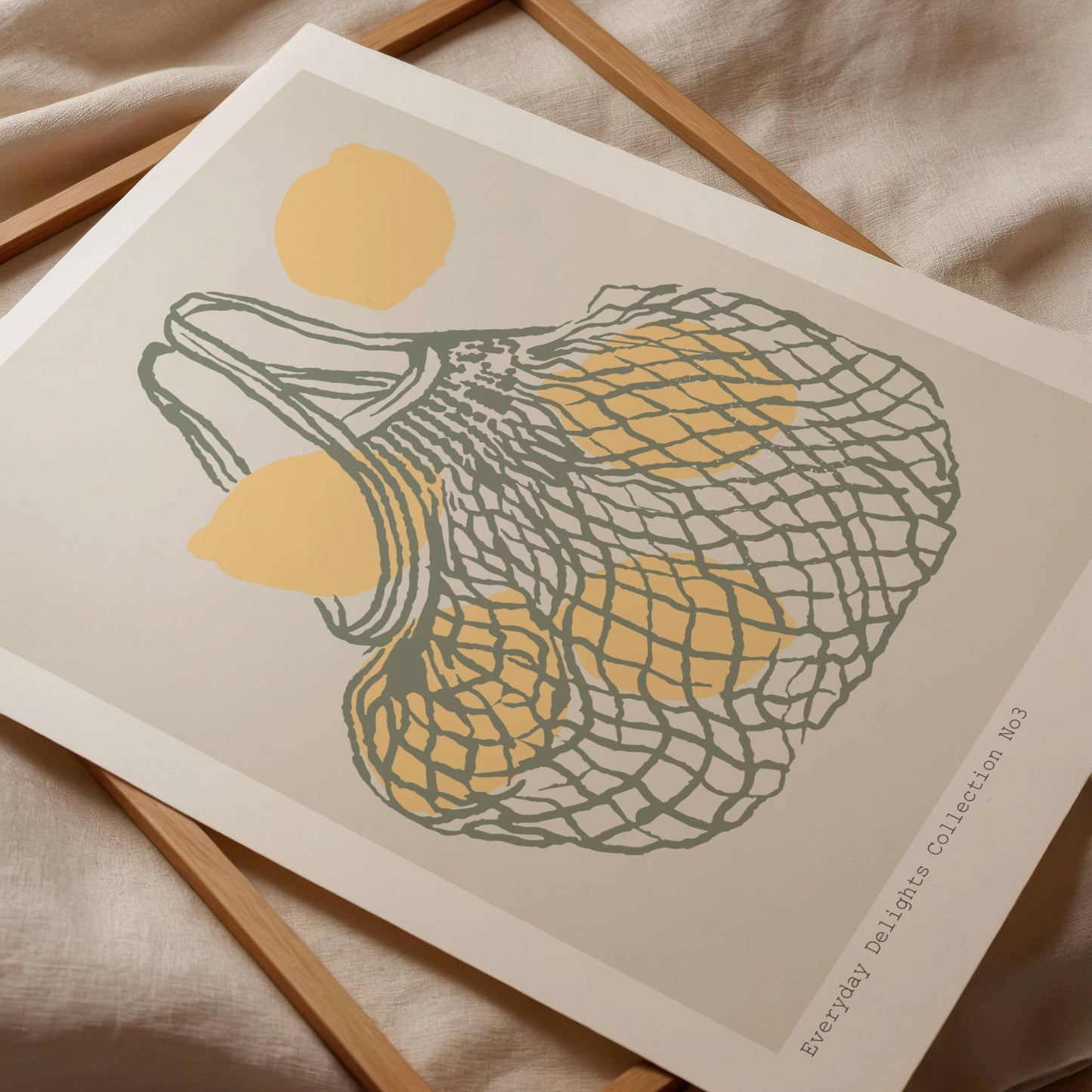 Dette grafiske motivet viser sitroner i nettingpose – et klassisk og sjarmerende motiv i naturlige fargetoner med tydelig retro-preg.