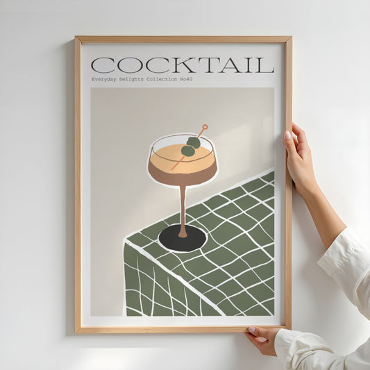 En sofistikert, nesten arkitektonisk vinkel på cocktailglass med oliven – minimalistisk og elegant. Illustrasjon viser plakat i eik ramme.