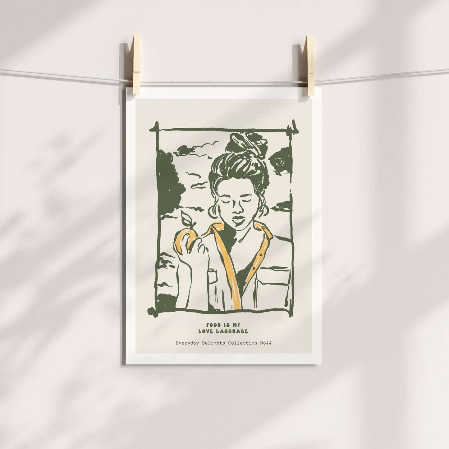 Everyday Delights No44 – Kvinne med håret opp og eple – portrettplakat med rolig stemning. Illustrasjon viser plakat på print.