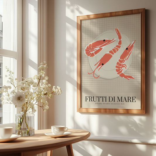 Everyday Delights No46 – Reker på fat – grafisk sjømatplakat med teksten “Frutti di Mare”. Illustrasjon viser plakat i eik ramme.