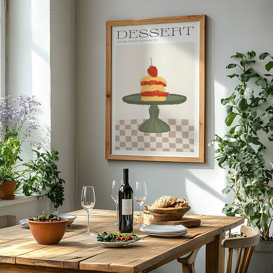 Et fristende lagkakestykke på grønn kakefat, perfekt for dessertelskeren og den som setter pris på vintage estetikk. Illustrasjon viser plakat i eik ramme.