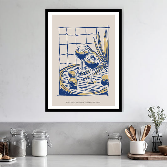 To elegante glass på et bord med plantestilke i bakgrunnen – levende og grafisk. Illustrasjon viser plakat i sort ramme.