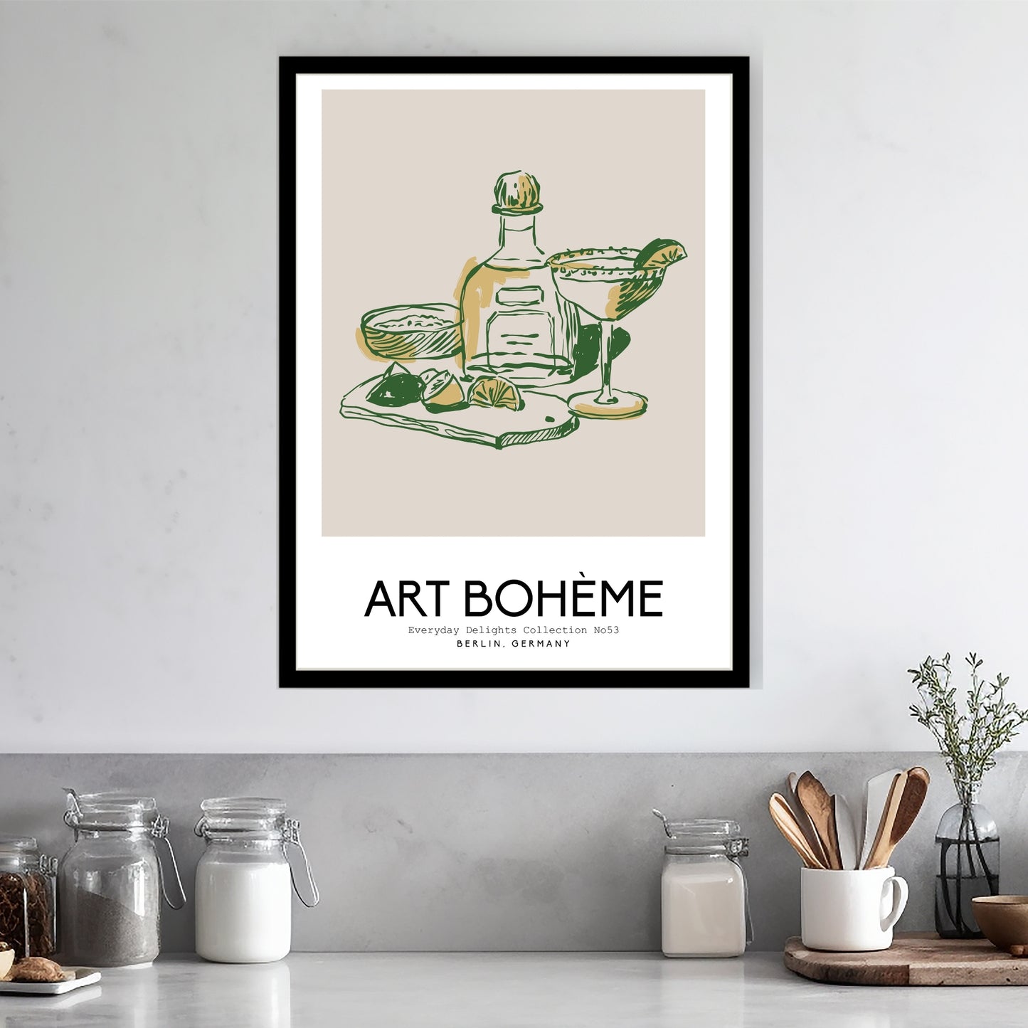 En liten scenografi av flasker og lime med teksten Art Bohème – rustikk og elegant. Illustrasjon viser plakat i sort ramme.