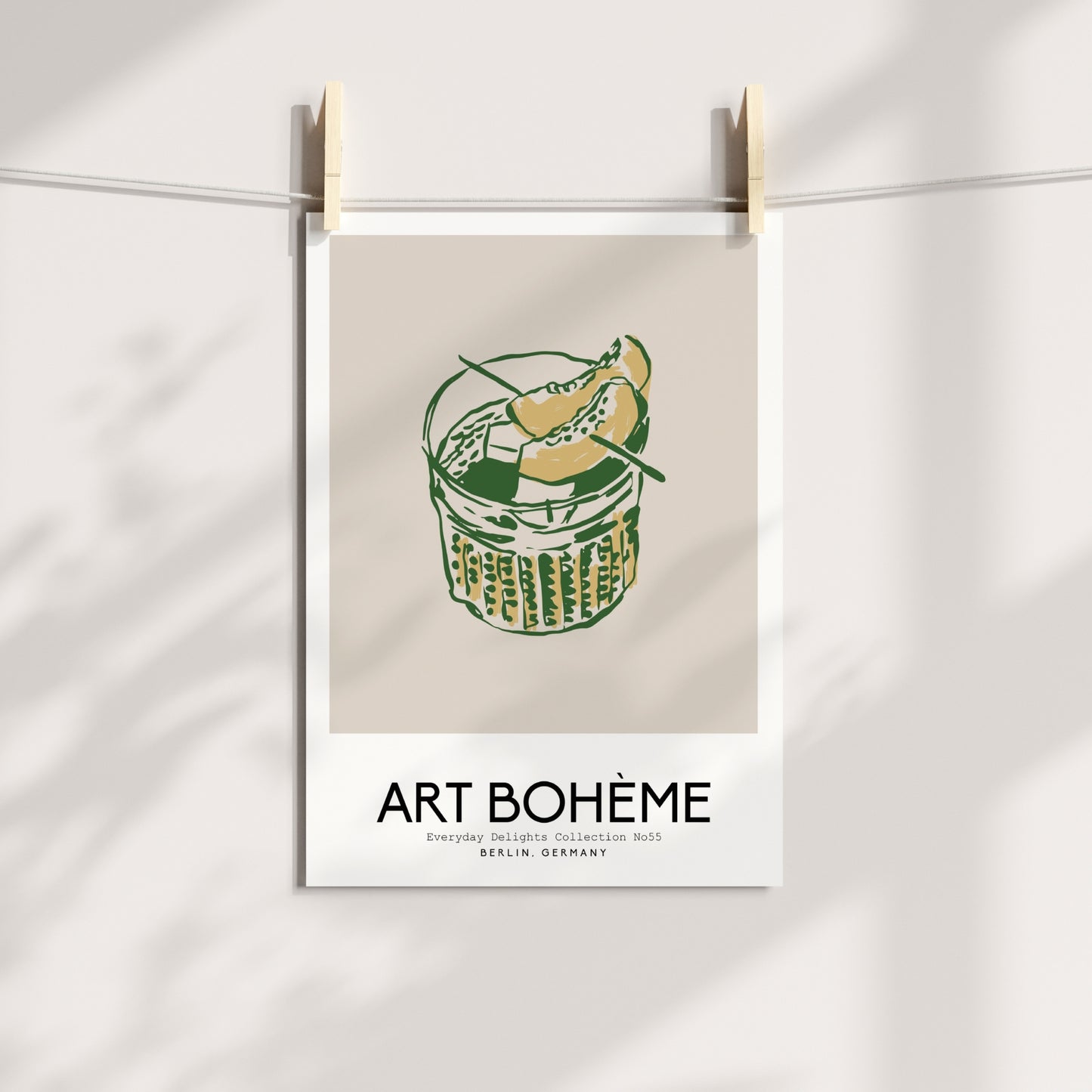 En kunstnerisk cocktailillustrasjon med isbiter og melonskive – elegant komponert i grønn strekstil med gule detaljer. Illustrasjon viser plakat på print.