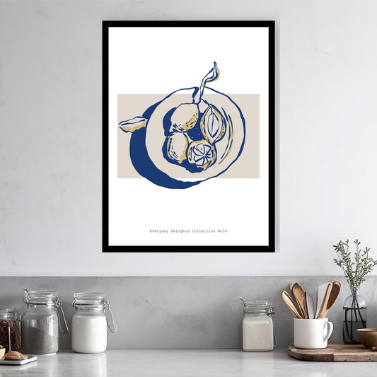 Et stilisert fruktmotiv med skyggelegging i mørkeblått – grafisk og originalt. Illustrasjon viser plakat i sort ramme.