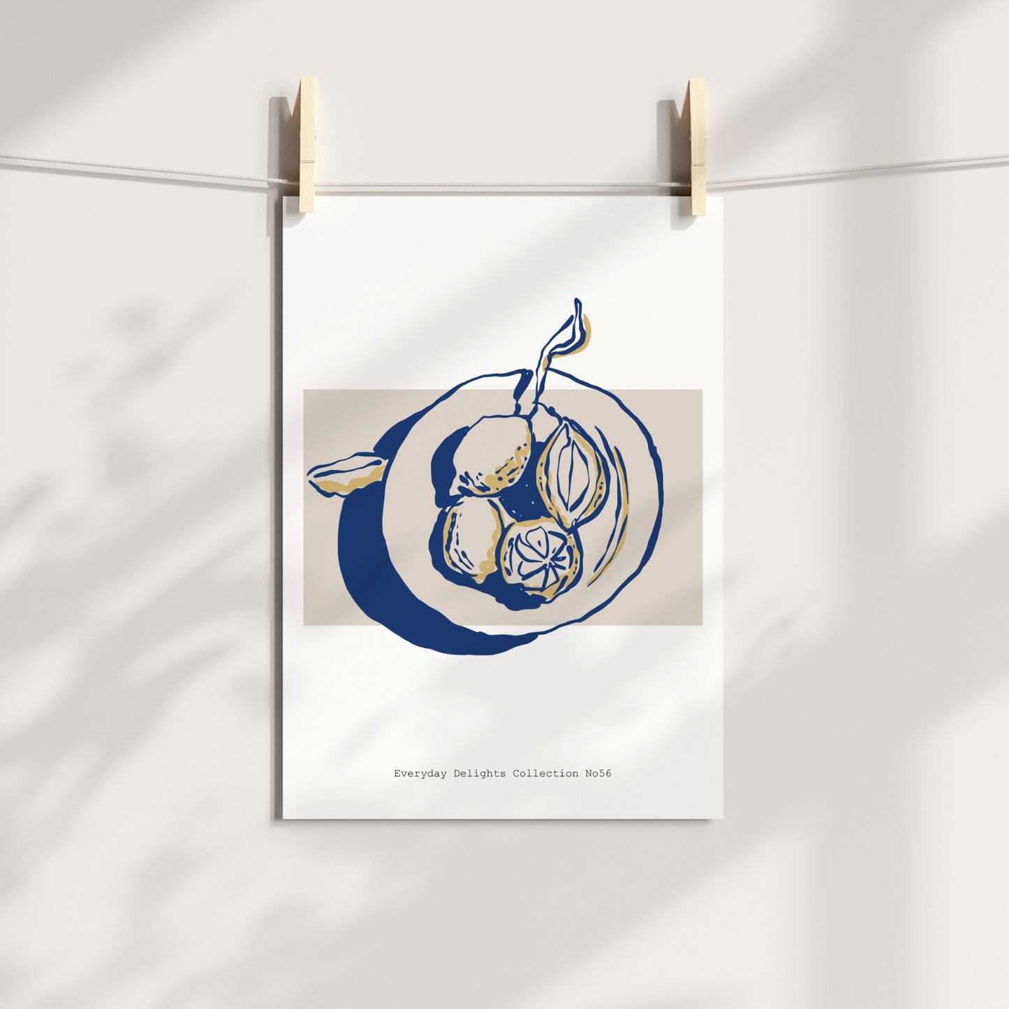 Et stilisert fruktmotiv med skyggelegging i mørkeblått – grafisk og originalt. Illustrasjon viser plakat på print.