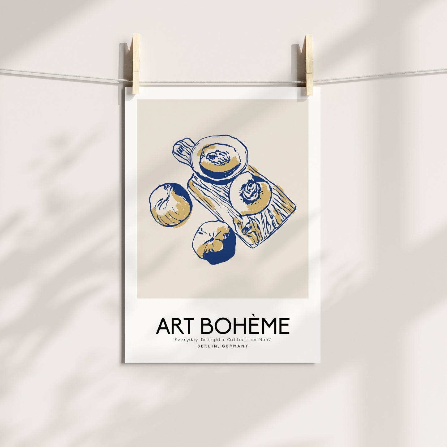 Et moderne stilleben med frukt og serveringsbrett – illustrert med blå pennestrøk og tekst Art Bohème. Illustrasjon viser plakat på print.