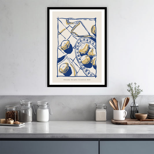 Et rent og rytmisk sitrusmotiv med tekstiler og fliser – perfekt til kjøkken eller spiseplass. Illustrasjon viser plakat i sort ramme.