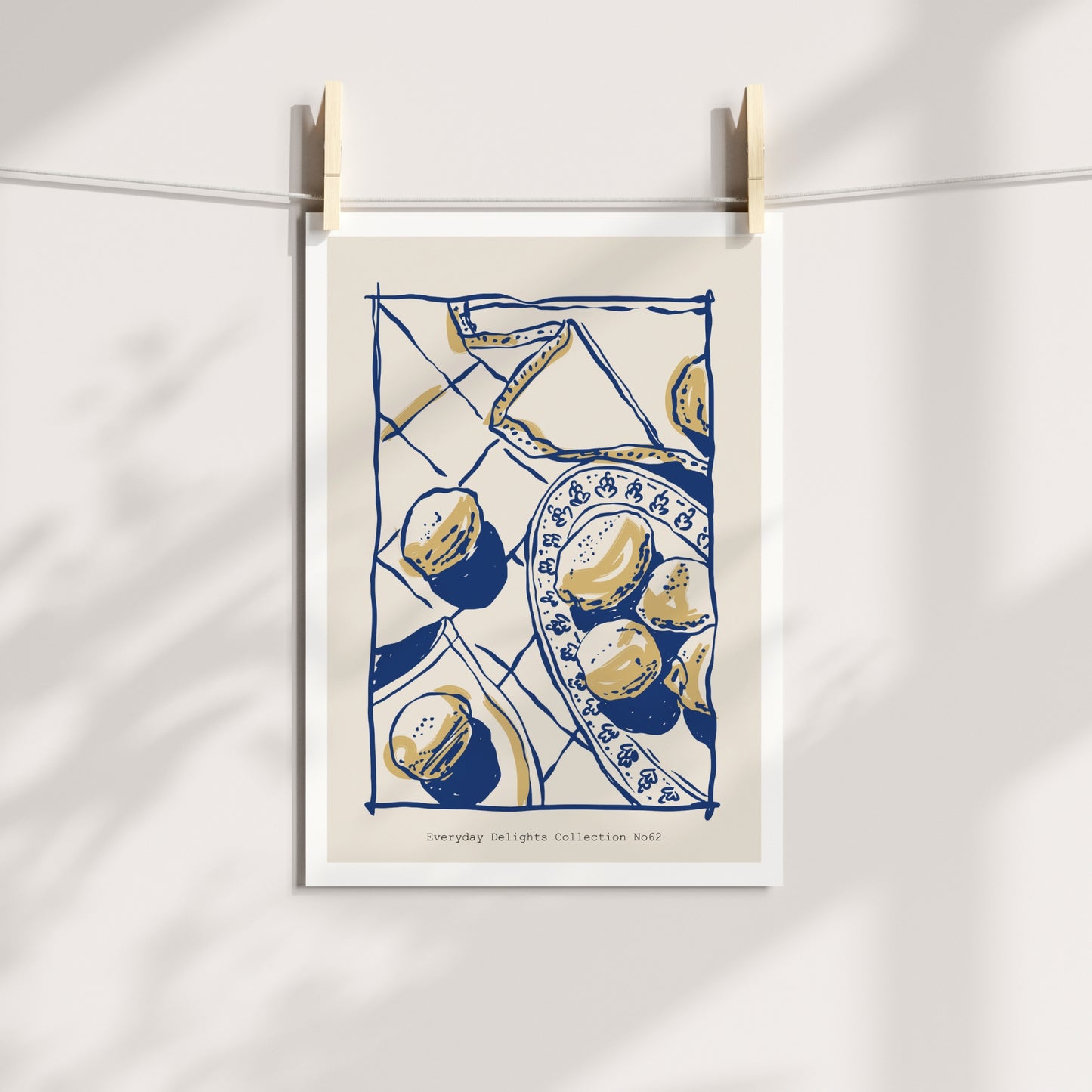 Et rent og rytmisk sitrusmotiv med tekstiler og fliser – perfekt til kjøkken eller spiseplass. Illustrasjon viser plakat på print.