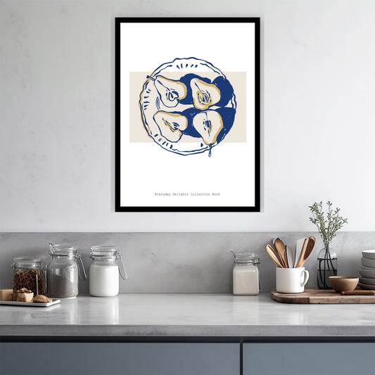 Fire pæreskiver elegant lagt på fat – balansert og dekorativt fruktmotiv. Illustrasjon viser plakat i sort ramme.