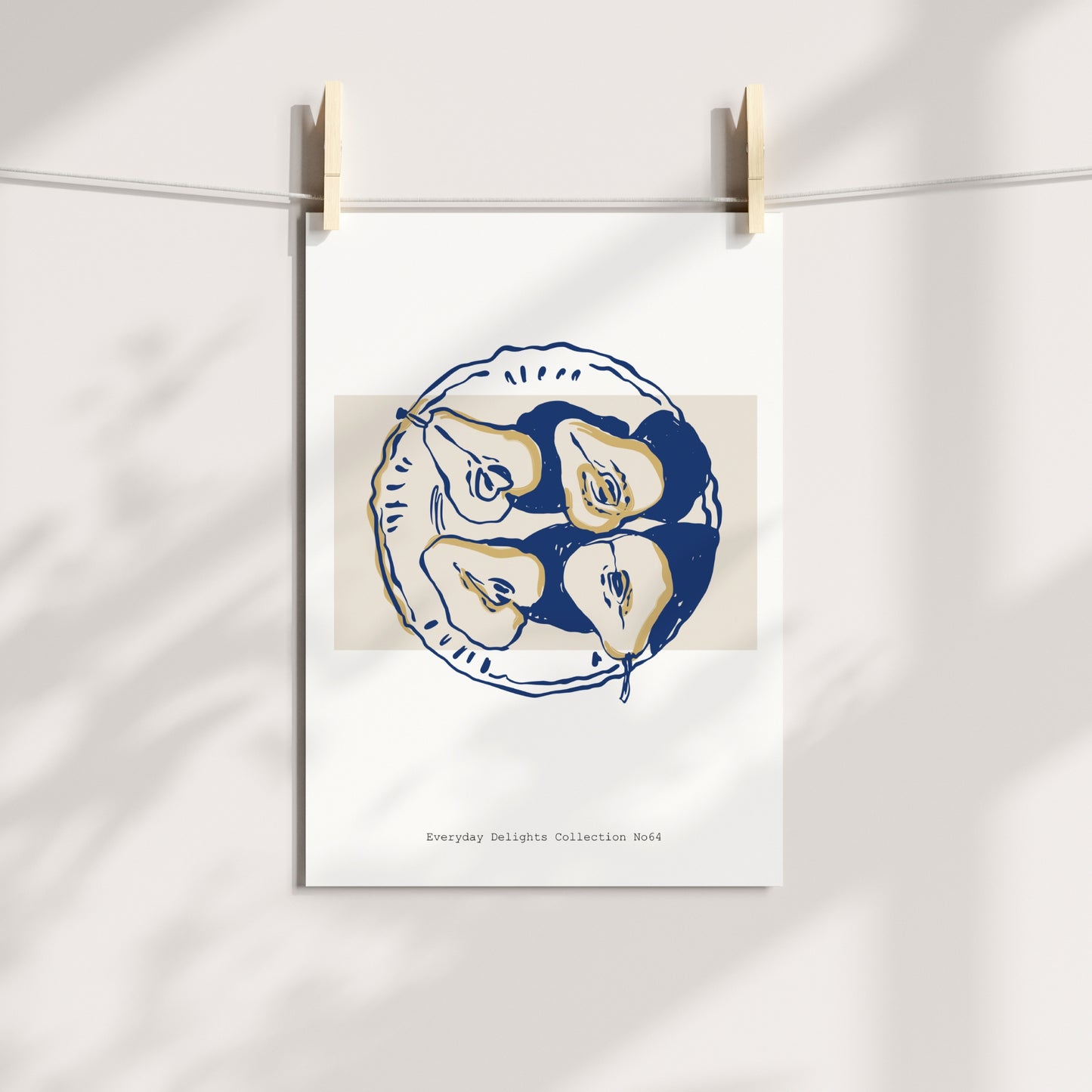 Fire pæreskiver elegant lagt på fat – balansert og dekorativt fruktmotiv. Illustrasjon viser plakat på print.