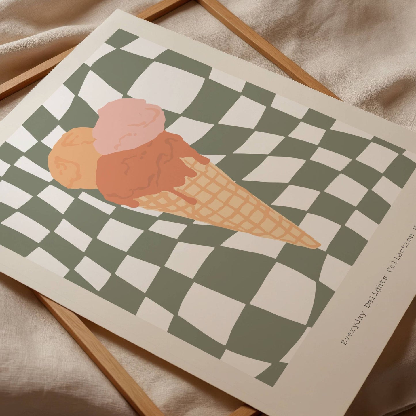 Dette grafiske motivet viser en tegnet iskremkjeks i pastell og varm oransje på bølgende rutebakgrunn – en retro plakat med høy sommerfaktor.