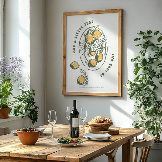 Dette grafiske motivet viser et sitronmotiv med teksten "Add a little zest to your day" – et friskt, dekorativt innslag med hint av humor og fargeglede. Illustrasjon viser plakat i eik ramme.
