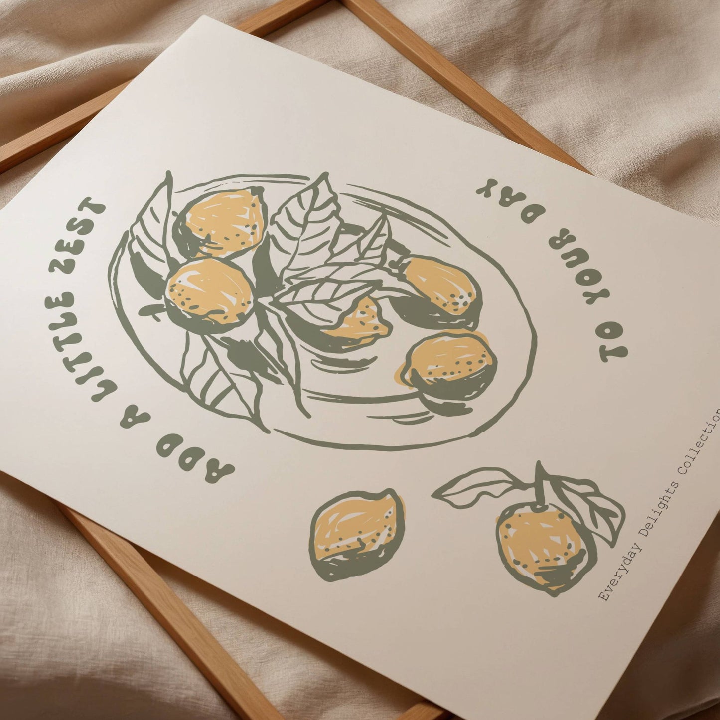 Dette grafiske motivet viser et sitronmotiv med teksten "Add a little zest to your day" – et friskt, dekorativt innslag med hint av humor og fargeglede.