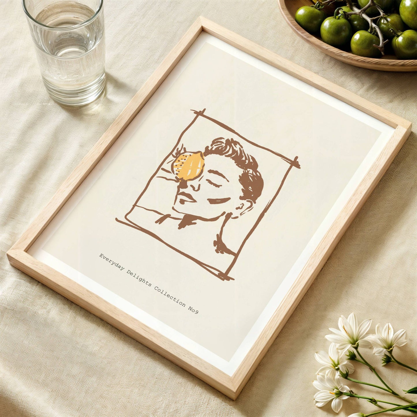 Et poetisk og grafisk portrett med sitron over øyet – stille, drømmende og dekorativt. Illustrasjon viser plakat i eik ramme.