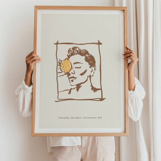 Et poetisk og grafisk portrett med sitron over øyet – stille, drømmende og dekorativt. Illustrasjon viser plakat i eik ramme.