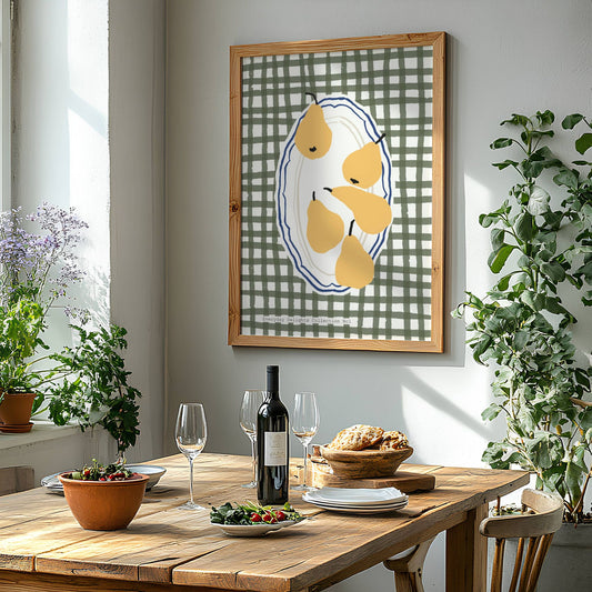 Dette grafiske motivet viser et lekent stilleben med pærer på et fat – mot et rutet grønt bakteppe – skaper en frisk og nostalgisk kjøkkenstemning. Illua\strasjon viser plakat i eik ramme.