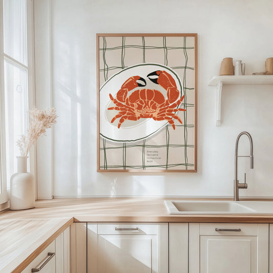 Et stilisert sjømatmotiv med krabbe på tallerken – rustikk, leken og med tydelig kystvibe. Illustrasjon viser plakat i eik ramme.