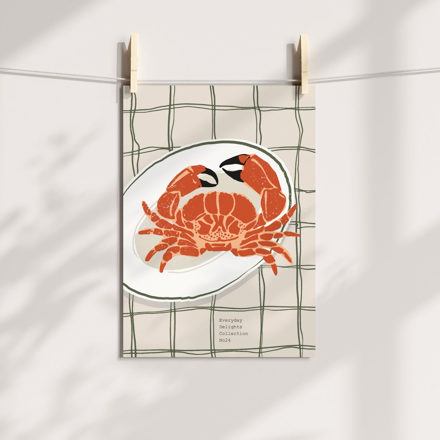 Et stilisert sjømatmotiv med krabbe på tallerken – rustikk, leken og med tydelig kystvibe. Illustrasjon viser plakat på print.