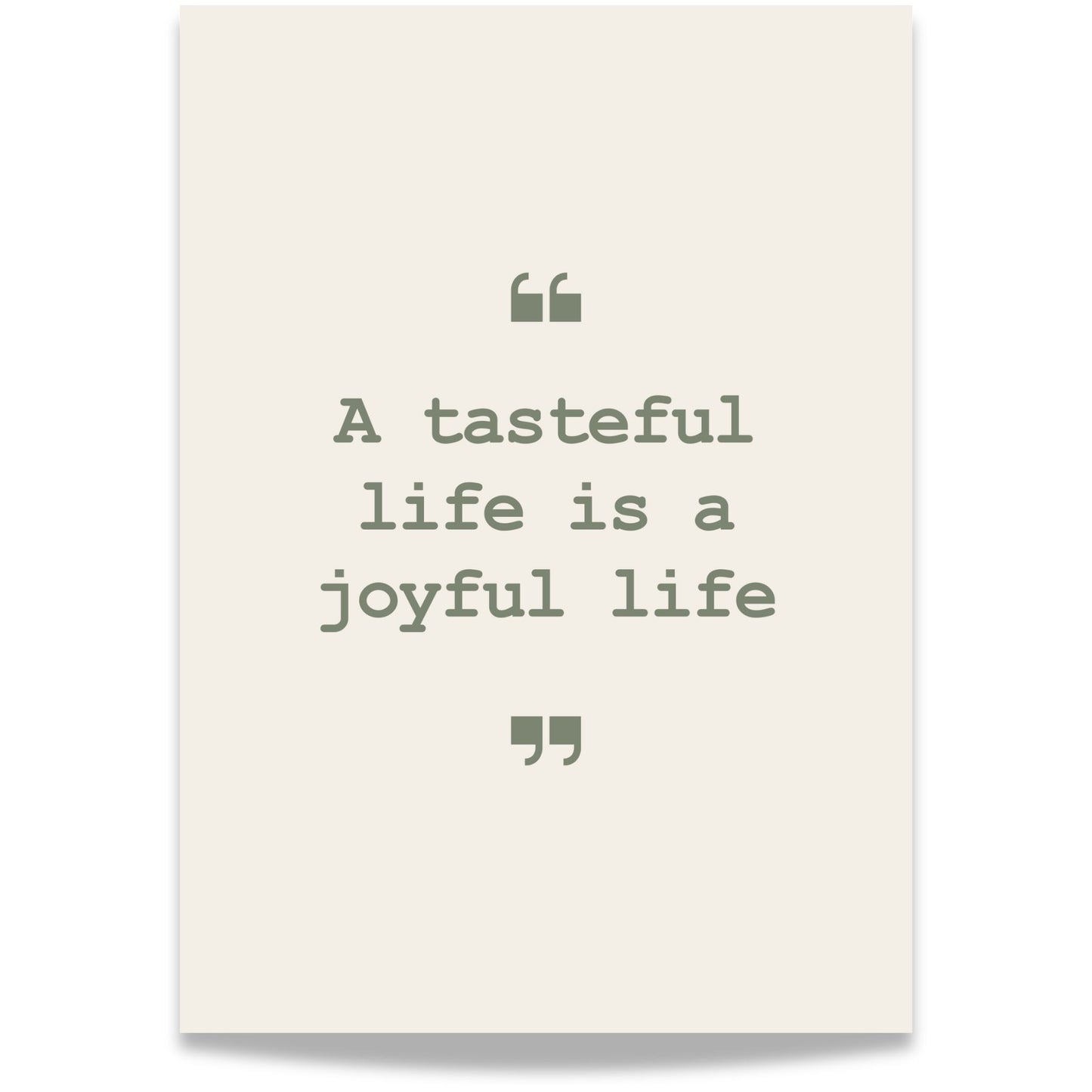 Gi veggene dine et stilrent løft med dette sitatet fra Everyday Delights-serien: “A tasteful life is a joyful life” – en hyllest til hverdagsnytelse, estetikk og smak i både mat og liv. Grønn tekst på beige bakgrunn.
