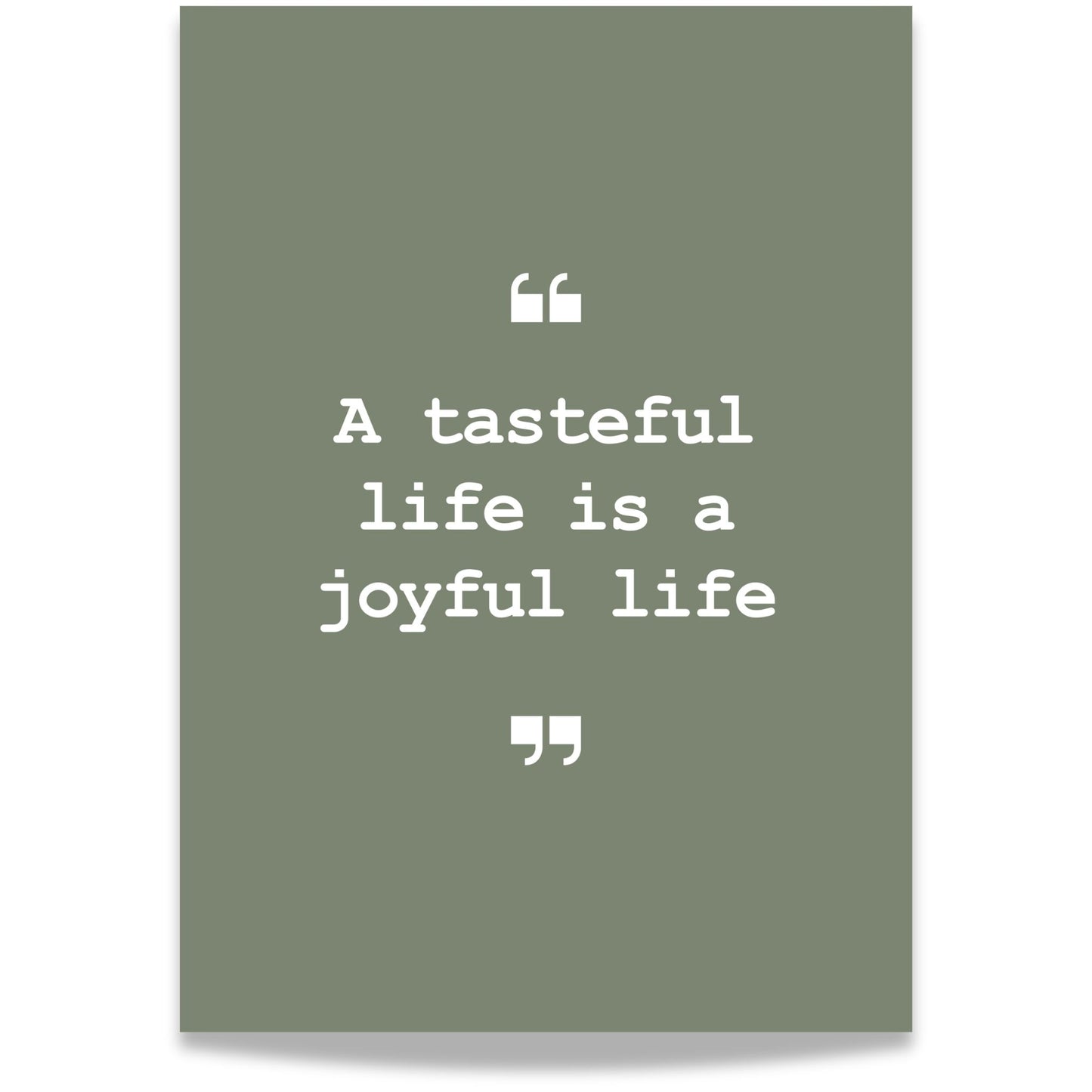 Gi veggene dine et stilrent løft med dette sitatet fra Everyday Delights-serien: “A tasteful life is a joyful life” – en hyllest til hverdagsnytelse, estetikk og smak i både mat og liv. Hvit tekst på grønn bakgrunn.