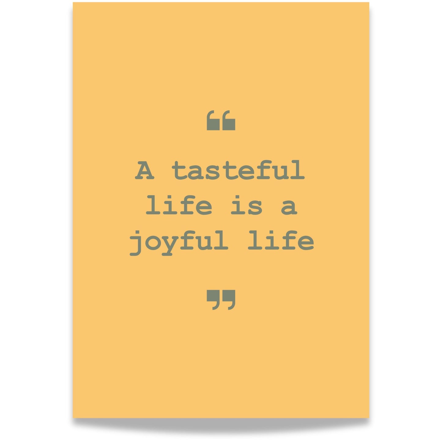 Gi veggene dine et stilrent løft med dette sitatet fra Everyday Delights-serien: “A tasteful life is a joyful life” – en hyllest til hverdagsnytelse, estetikk og smak i både mat og liv. Grønn tekst på gul bakgrunn.