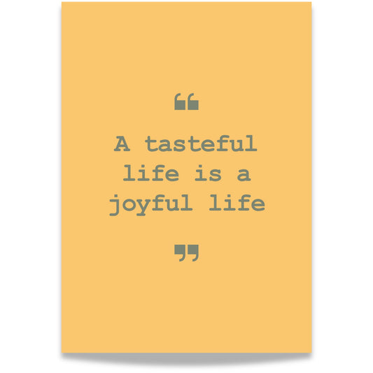 Gi veggene dine et stilrent løft med dette sitatet fra Everyday Delights-serien: “A tasteful life is a joyful life” – en hyllest til hverdagsnytelse, estetikk og smak i både mat og liv. Grønn tekst på gul bakgrunn.