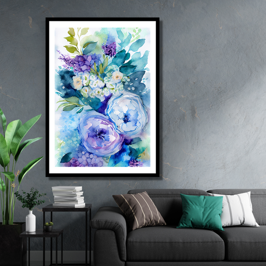 Blomstermotiv i vannfarger i nyanser grønn, beige, blå og lilla. Plakaten har hvit dekorativ kant rundt.