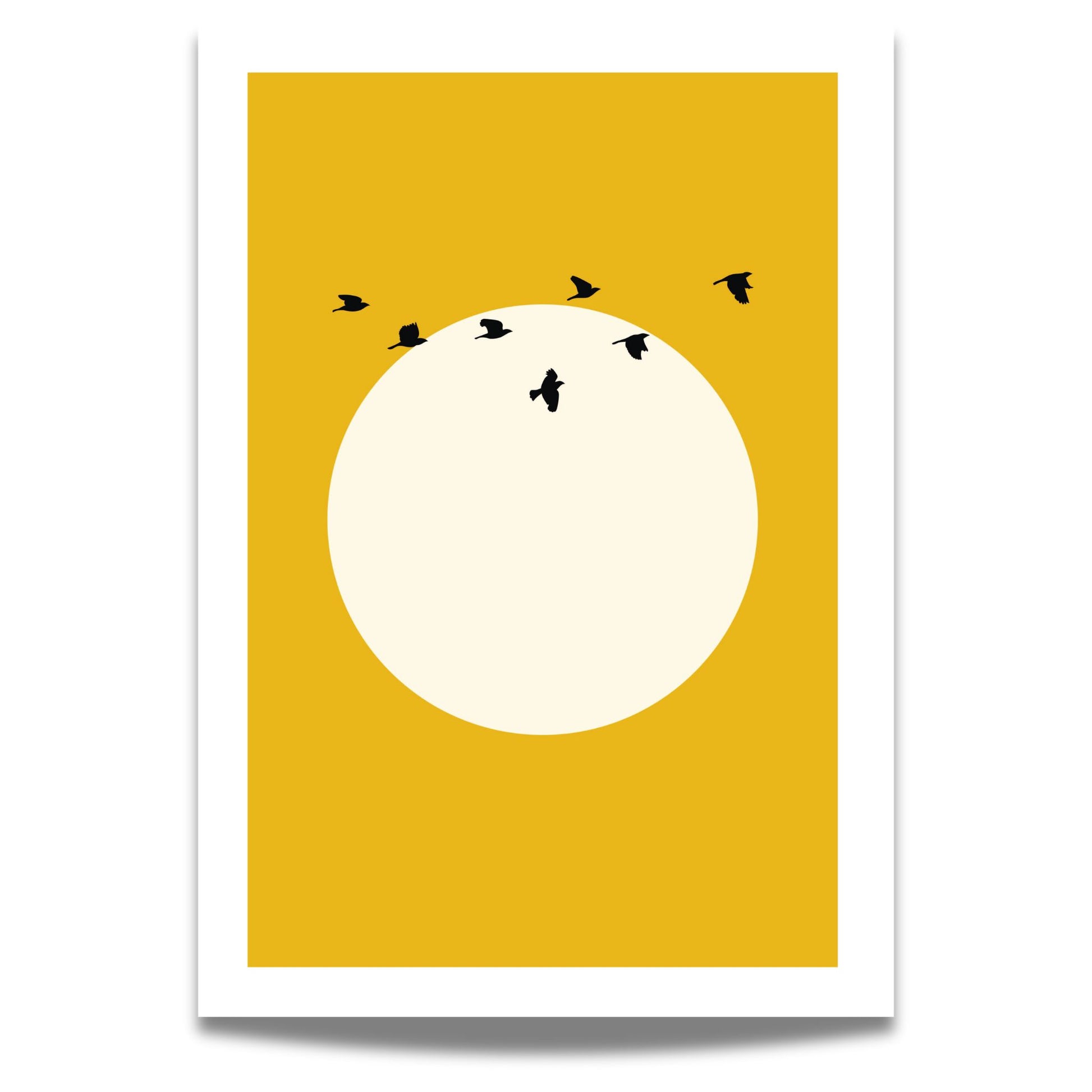 Med sin gule bakgrunn og fuglene som flyr foran en majestetisk gul måne, gir dette kunstverket en følelse av frihet og harmoni.