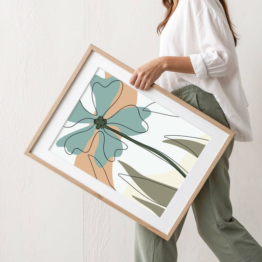 Funky Line Flora No1 er en moderne blomsterplakat der organiske linjer møter stiliserte flater i jordnære nyanser. Illustrasjoner viser plakat med passepartut i eik ramme.