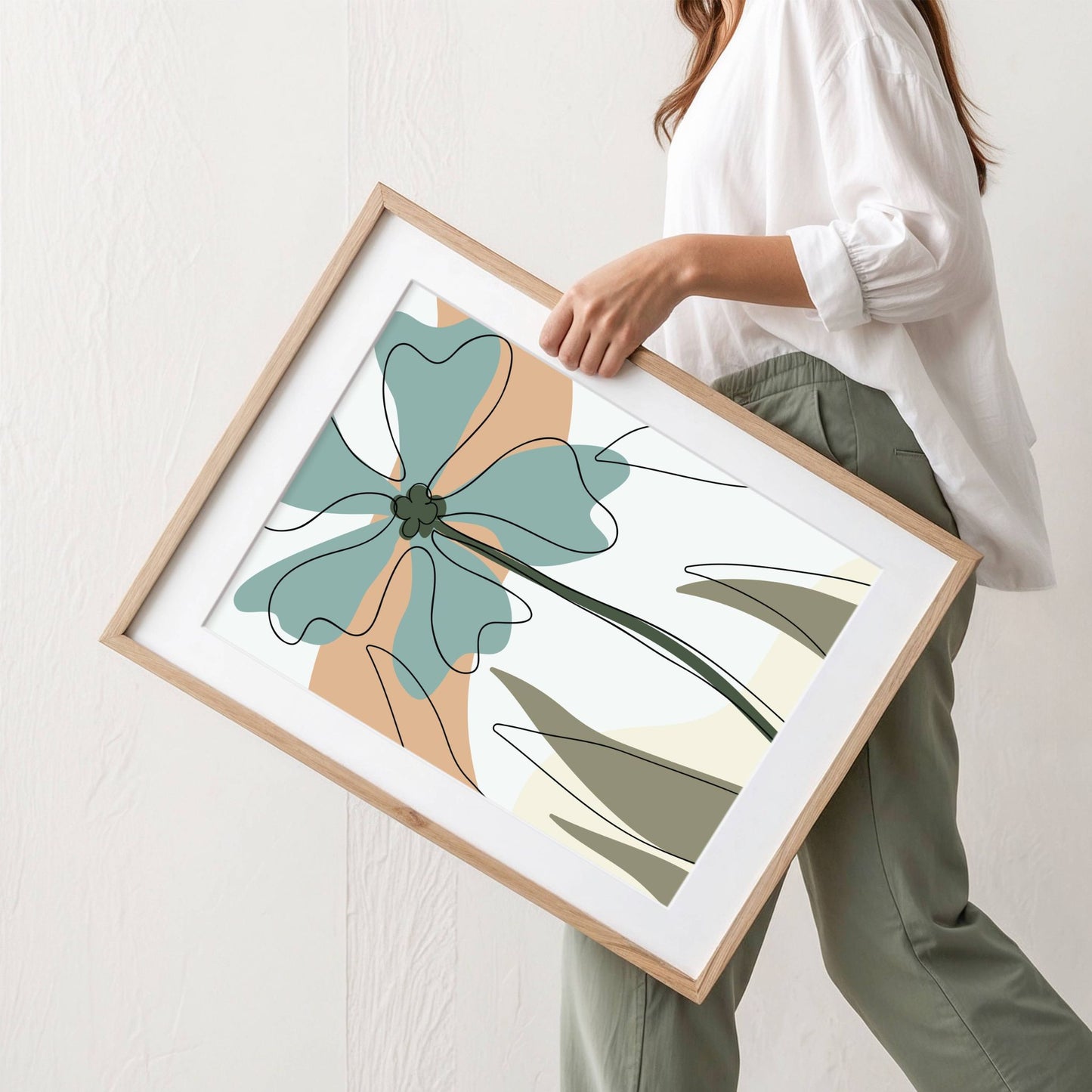 Funky Line Flora Collection er en moderne plakatserie som kombinerer botaniske elementer med abstrakt line art og harmoniske jordtoner. Illustrasjonen viser plakat No1 med passepartout i eik ramme.
