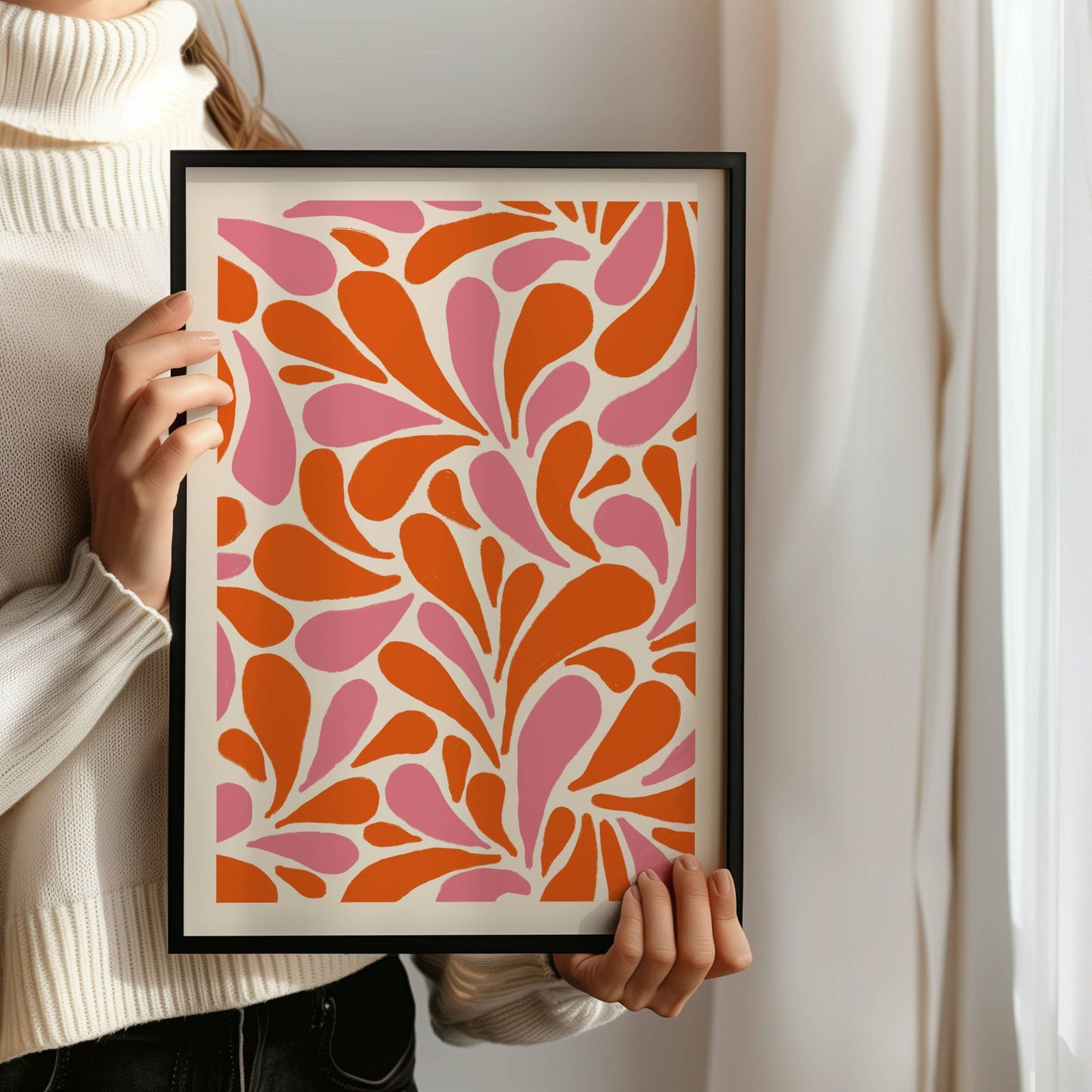 Fargedans – en moderne plakat med myke, organiske former i strålende oransje og dempet rosa. Illustrasjon viser plakat med kanlinje i sort ramme.