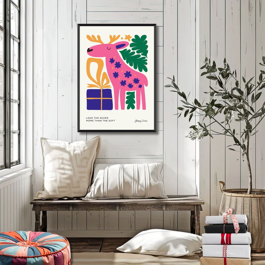 "Fargerik Julereinsdyr" er en livlig og moderne plakat som viser et rosa reinsdyr med julegaver. Illustrasjonsfoto viser plakat i sort ramme.