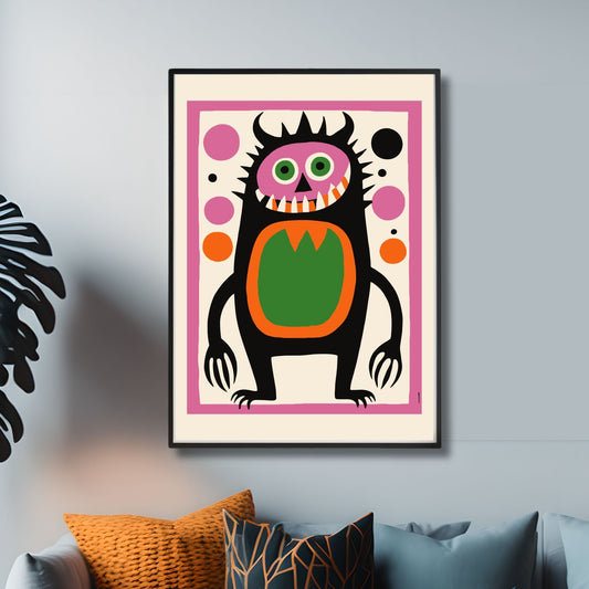 Monster med et bredt, tannfullt smil og øyne som stirrer i alle retninger, omringet av fargerike sirkler som gir den et lekent, men samtidig skummelt uttrykk. Illustrasjonsfoto av plakat i sort ramme.