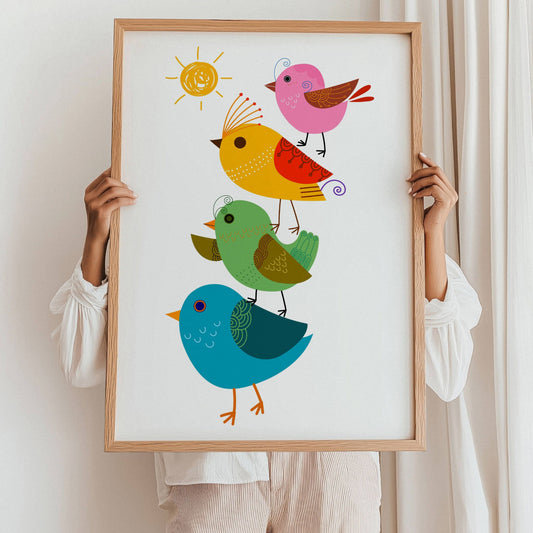 Fargerike Fuglevenner – Plakat er en sprudlende og leken illustrasjon med fem søte fugler stablet oppå hverandre under en smilende sol. Illustrasjon viser plakat i eik ramme.