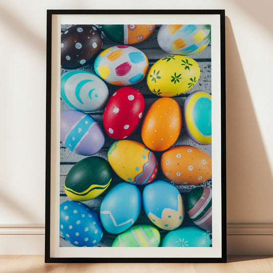 Dette sprudlende motivet viser håndmalte påskeegg i et variert spekter av sterke og glade farger, perfekt for å tilføre energi og vårglede til hjemmet ditt. Illustrasjon viser plakat i sort ramme.