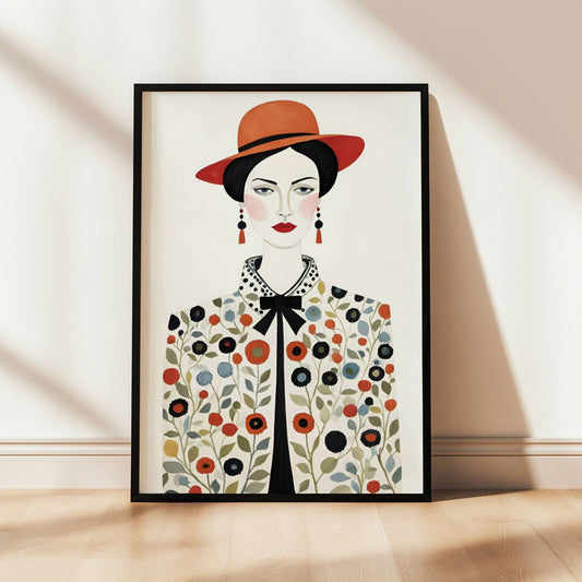 Denne elegante illustrasjonen kombinerer klassisk mote med et moderne uttrykk, og fremhever en stilfull kvinne i en blomsterinspirert jakke og en karakteristisk hatt i varme rødtoner. Illustrasjon viser plakat i sort ramme.