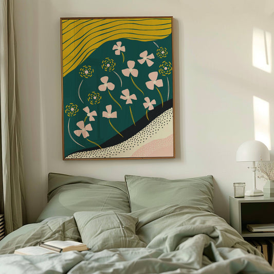 Floral Groove Collection No4 – plakat er en del av en fargerik og moderne serie inspirert av stilisert botanikk og abstrakte former. Illustrasjon viser plakat i ramme over en seng.