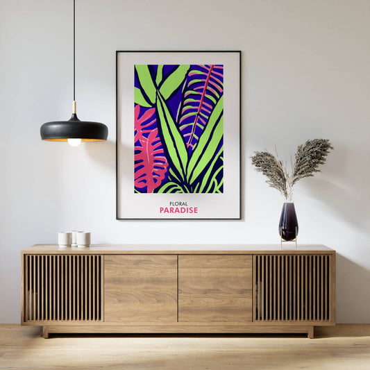 Floral Paradise No1 er en eksplosjon av farger og former – en botanisk plakat med tropiske blader i intens neonstil. Illustrasjon viser plakat i sort ramme.