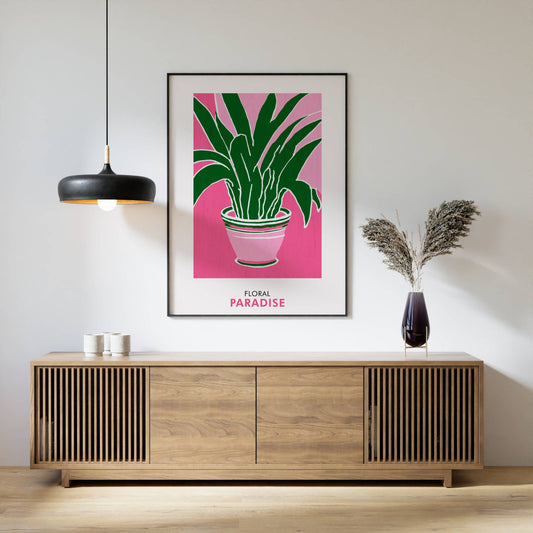 Floral Paradise No3 viser en frodig grønn plante i potte mot en sterk rosa bakgrunn – en visuell hyllest til naturen i moderne form. Illustrasjon viser plakat i sort ramme.