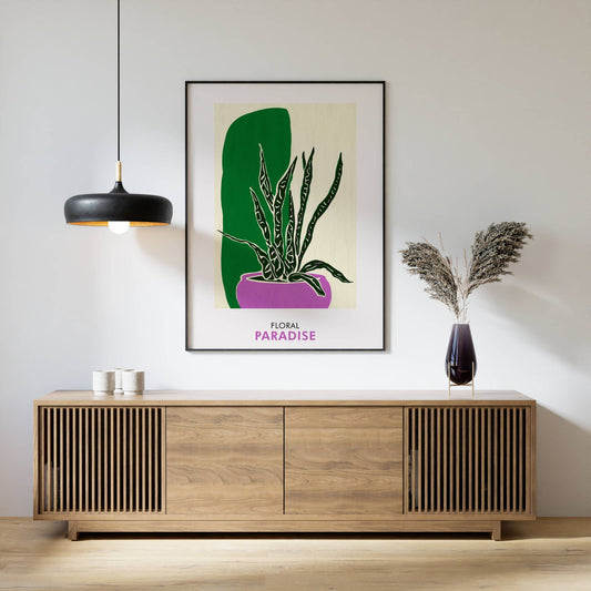 Floral Paradise No4 er en stilfull botanisk plakat med slangeplante i lilla potte og myk naturbakgrunn. Illustrasjon viser plakat i sort ramme.