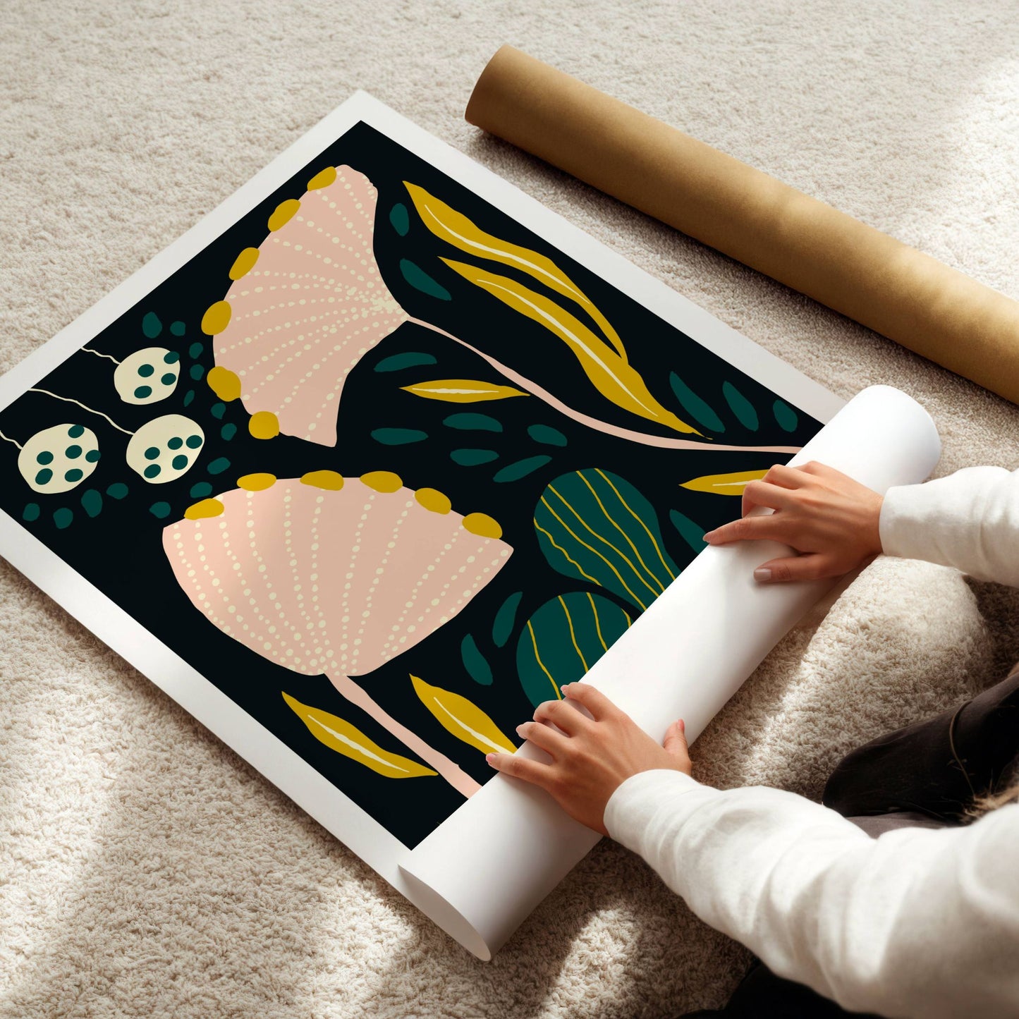 Floral Groove Collection No3 – plakat er en del av en fargerik og moderne serie inspirert av stilisert botanikk og abstrakte former. Illustrasjon viser plakat på print.