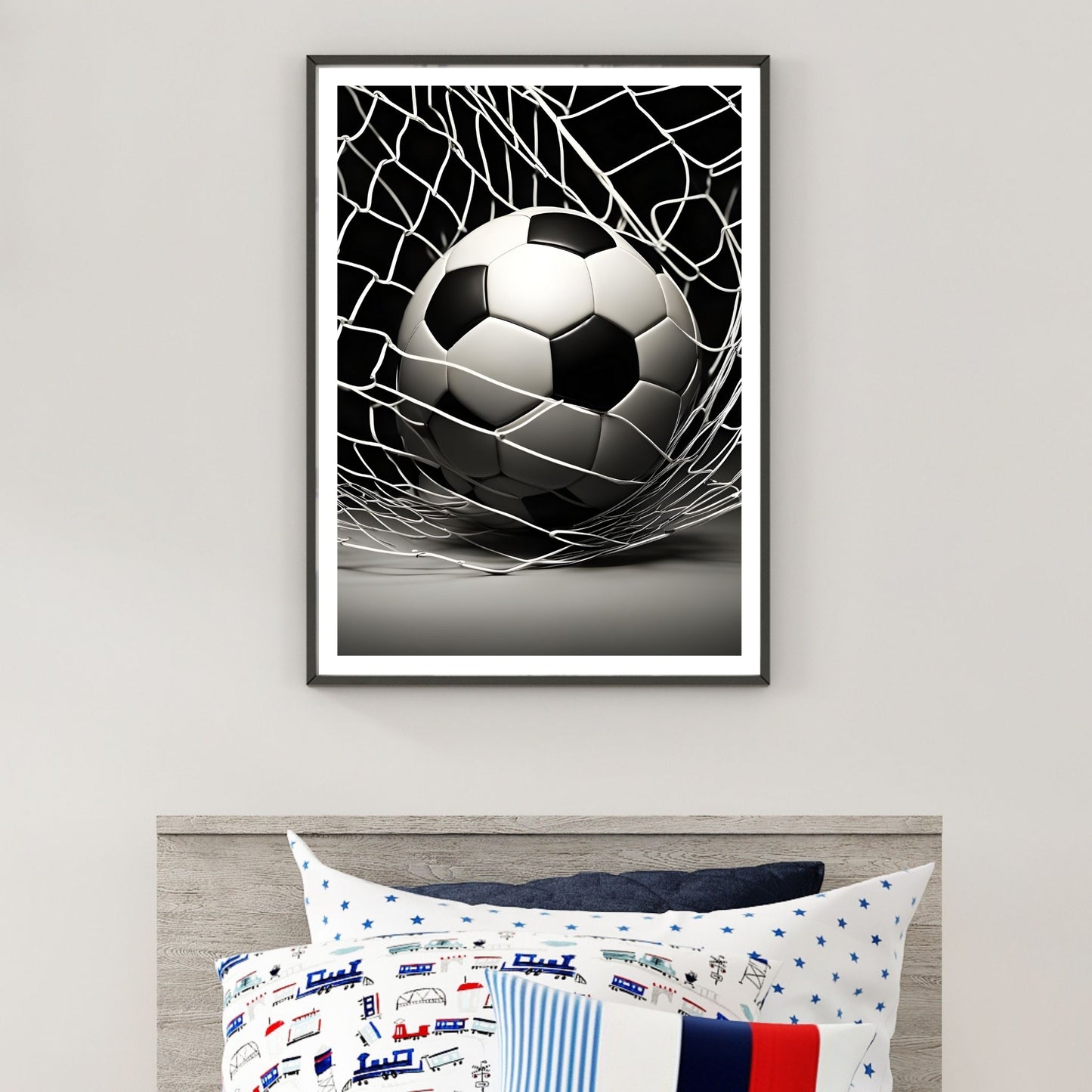 Grafisk motiv av en fotball i nettet. Illustrasjon viser plakat i sort ramme på en vegg i et barnerom.