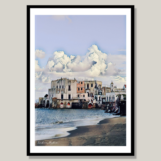 Fotoplakat fra centro storico, Ischia. Små, murbygninger i hvitt og pastell, og sandstrand.. Blå himmel med markerte skyer. Typisk sjarmerende italiensk. Plakaten er bearbeidet grafisk for å få sitt særpreg, og den har hvit kantlinje rundt.